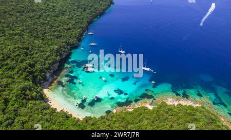 Sivota - atemberaubendes Drohnenvideo über das türkisfarbene Meer, bekannt als Blaue Lagune, und weiße Sandstrände. Epirus, Griechenland Sommerferien Stockfoto