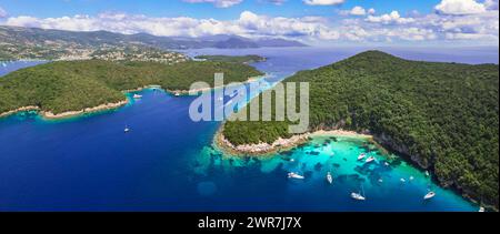 Sivota - atemberaubendes Drohnenvideo über das türkisfarbene Meer, bekannt als Blaue Lagune, und weiße Sandstrände. Epirus, Griechenland Sommerferien Stockfoto