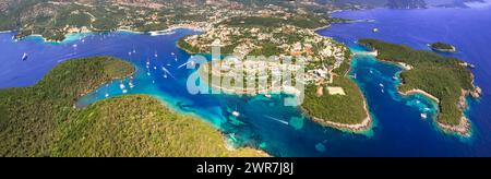 Sivota - atemberaubendes Drohnenvideo über das türkisfarbene Meer, bekannt als Blaue Lagune, und weiße Sandstrände. Epirus, Griechenland Sommerferien Stockfoto