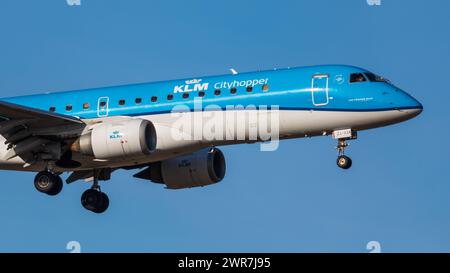 Zürich, Schweiz - 14. März 2022: Ein Embraer 190STD von KLM Cityhopper im Landeanflug auf den Flughafen Zürich. Registrierung PH-EZL. Stockfoto