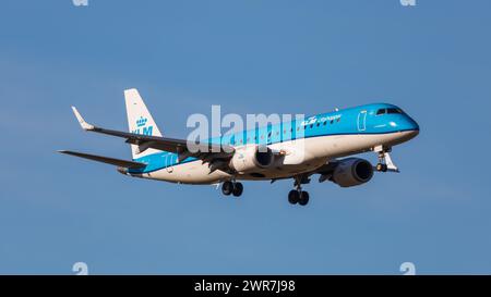 Zürich, Schweiz - 14. März 2022: Ein Embraer 190STD von KLM Cityhopper im Landeanflug auf den Flughafen Zürich. Registrierung PH-EZL. Stockfoto