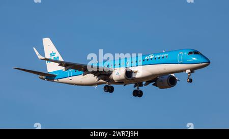 Zürich, Schweiz - 14. März 2022: Ein Embraer 190STD von KLM Cityhopper im Landeanflug auf den Flughafen Zürich. Registrierung PH-EZL. Stockfoto