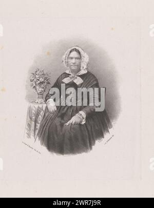 Porträt einer unbekannten Frau, vielleicht Mrs. Janze. Der Sitter sitzt neben einem Tisch mit einer Blumenvase drauf., Druckerei: Johan Hendrik Hoffmeister, Drucker: Koninklijke Steendrukkerij van E. Spanier, Druckerei: Niederlande, Drucker: Den Haag, ca. 1851 - ca. 1883, Papier, Höhe 500 mm x Breite 337 mm, Druck Stockfoto