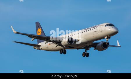 Zürich, Schweiz - 14. März 2022: Ein Embraer 190LR von Lufthansa CityLine im Landeanflug auf den Flughafen Zürich. Regsitration D-AECA. Stockfoto