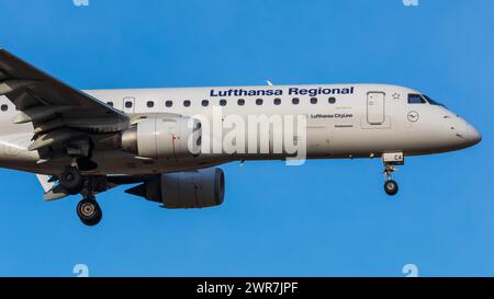 Zürich, Schweiz - 14. März 2022: Ein Embraer 190LR von Lufthansa CityLine im Landeanflug auf den Flughafen Zürich. Regsitration D-AECA. Stockfoto