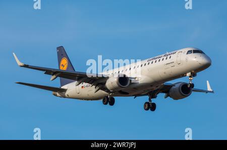 Zürich, Schweiz - 14. März 2022: Ein Embraer 190LR von Lufthansa CityLine im Landeanflug auf den Flughafen Zürich. Regsitration D-AECA. Stockfoto