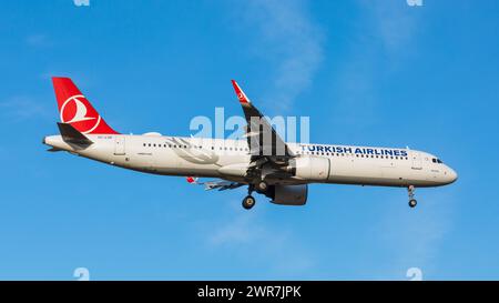 Zürich, Schweiz - 14. März 2022: Ein Airbus A321neo von Turkish Airlines im Landeanflug auf den Flughafen Zürich. Registrierung TC-LSE. Stockfoto