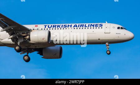 Zürich, Schweiz - 14. März 2022: Ein Airbus A321neo von Turkish Airlines im Landeanflug auf den Flughafen Zürich. Registrierung TC-LSE. Stockfoto