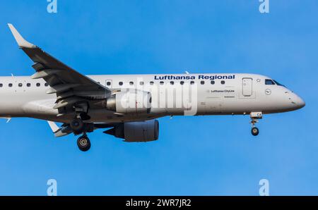 Zürich, Schweiz - 14. März 2022: Ein Embraer 190LR von Lufthansa CityLine im Landeanflug auf den Flughafen Zürich. Regsitration D-AECA. Stockfoto