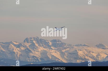 Ein Airbus A340 von Edelweiss Air startete vom Flughafen Zürich. Dahinter die Schweizer Alpen. (Zürich, Schweiz, 14.03.2022) Stockfoto