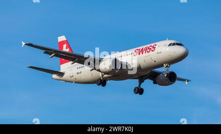 Zürich, Schweiz - 14. März 2022: Ein Airbus A320-214 von Swiss International Airlines im Landeanflug auf den Flufghafen Zürich. Registrierung HB-IJP. Stockfoto