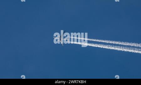 Zürich, Schweiz - 14. März 2022: Ein Boeing 777 Frachtflugzeug von Korean Air überfliegt den Flughafen Zürich. Registrierung HL8252. Stockfoto