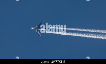 Zürich, Schweiz - 14. März 2022: Ein Boeing 777 Frachtflugzeug von Korean Air überfliegt den Flughafen Zürich. Registrierung HL8252. Stockfoto