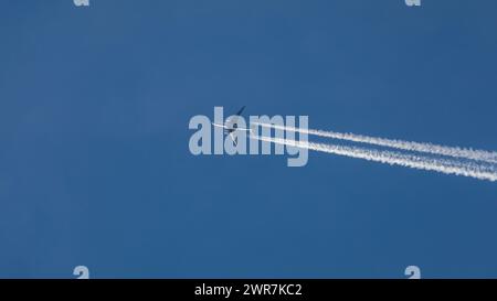 Zürich, Schweiz - 14. März 2022: Ein Boeing 777 Frachtflugzeug von Korean Air überfliegt den Flughafen Zürich. Registrierung HL8252. Stockfoto