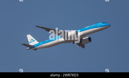 Zürich, Schweiz - 19. März 2022: Ein Embraer 190-E2 von KLM Cityhopper startet vom Flughafen Zürich. Registrierung PH-NXG. Stockfoto