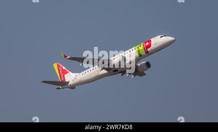 Zürich, Schweiz - 19. März 2022: Ein Embraer 190LR von TAP Air Portugal Express startet vom Flughafen Zürich. Flugziel Lissabon. Registrierung CS-TPP. Stockfoto