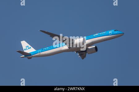 Zürich, Schweiz - 19. März 2022: Ein Embraer 190-E2 von KLM Cityhopper startet vom Flughafen Zürich. Registrierung PH-NXG. Stockfoto