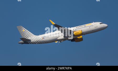 Zürich, Schweiz - 19. März 2022: ein Airbus A320-214 von Vueling Airlines startete vom Flughafen Zürich. Registrierung EC-LVO. Stockfoto