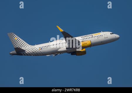 Zürich, Schweiz - 19. März 2022: ein Airbus A320-214 von Vueling Airlines startete vom Flughafen Zürich. Registrierung EC-LVO. Stockfoto