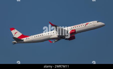 Zürich, Schweiz - 19. März 2022: Ein Embraer 195LR von Austrian Airlines startete vom Flughafen Zürich. Registrierung OE-LWF. Stockfoto