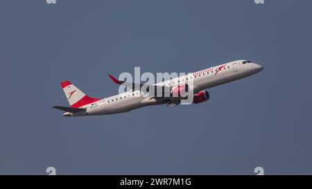 Zürich, Schweiz - 19. März 2022: Ein Embraer 195LR von Austrian Airlines startete vom Flughafen Zürich. Registrierung OE-LWF. Stockfoto