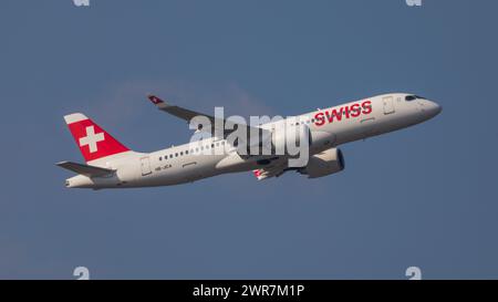 Zürich, Schweiz - 19. März 2022: Ein Airbus A220-300 von Swiss International Airlines startete am Flughafen Zürich. Stockfoto