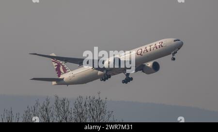 Zürich, Schweiz - 19. März 2022: Eine Boeing 777-367ER von Qatar Airways startete vom Flughafen Zürich. Registrierung A7-BSB. Stockfoto