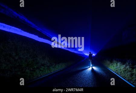 21/09/17 der Künstler und Schöpfer von Waterlicht, Daan Roosegaarde, beobachtet, wie die Beleuchtung eingeschaltet wird. Winatts Pass - eine steile Schlucht Stockfoto