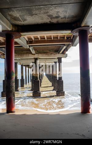 Ein Blick unter dem Felixstowe Pier in Suffolk. Stockfoto