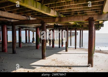 Ein Blick unter dem Felixstowe Pier in Suffolk. Stockfoto