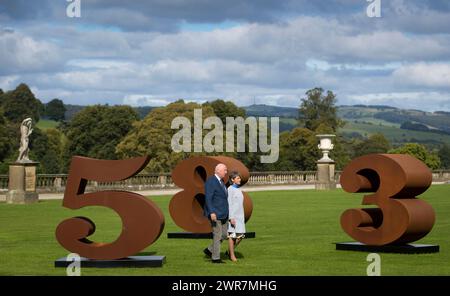 18/09/17 Kommission Mcc0078879 beauftragte den Duke & Duchess of Devonshire mit dem Titel „One Through Zero“ von Robert Indiana. Der Herzog und die Herzogin von Devons Stockfoto