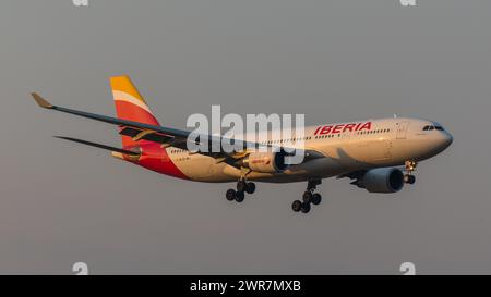 Zürich, Schweiz - 19. März 2022: Ein Airbus A330-200 von Iberia ist in den Abendstunden im Landenanflug auf den Flughafen Zürich. Registrierung EC-MKJ. Stockfoto