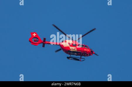 Ein Rettungshelikopter vom Typ Airbus Helicopters H145 der Schweizerischen Rettungsflugwacht (REGA) überflag in den Abendstunden den Flughafen Züric Stockfoto