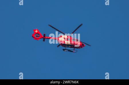 Ein Rettungshelikopter vom Typ Airbus Helicopters H145 der Schweizerischen Rettungsflugwacht (REGA) überflag in den Abendstunden den Flughafen Züric Stockfoto