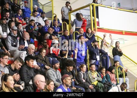 Busto Arsizio, Italien. März 2024. Anhänger Italiens während der Boxing Road to Paris, Boxspiel in Busto Arsizio, Italien, 11. März 2024 Credit: Independent Photo Agency/Alamy Live News Stockfoto