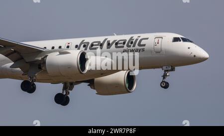 Zürich, Schweiz – 21. März 2022: Ein Embraer 190-E2 von Helvetic Airways im Landeanflug auf den Flughafen Zürich. Registrierung HB-AZF. Stockfoto