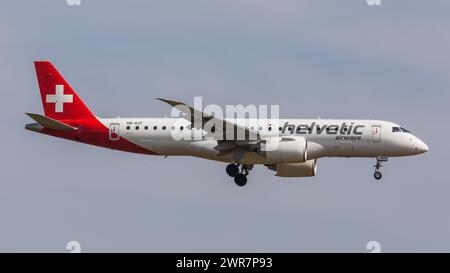 Zürich, Schweiz – 21. März 2022: Ein Embraer 190-E2 von Helvetic Airways im Landeanflug auf den Flughafen Zürich. Registrierung HB-AZF. Stockfoto