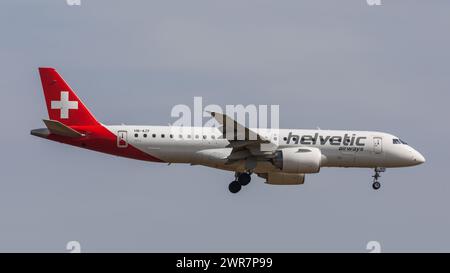 Zürich, Schweiz – 21. März 2022: Ein Embraer 190-E2 von Helvetic Airways im Landeanflug auf den Flughafen Zürich. Registrierung HB-AZF. Stockfoto