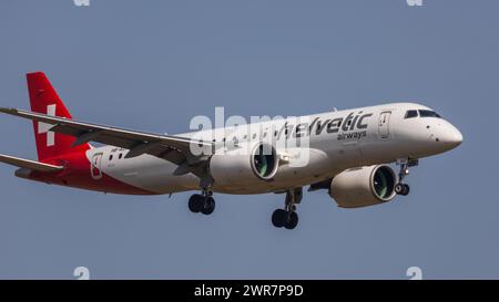 Zürich, Schweiz – 21. März 2022: Ein Embraer 190-E2 von Helvetic Airways im Landeanflug auf den Flughafen Zürich. Registrierung HB-AZF. Stockfoto