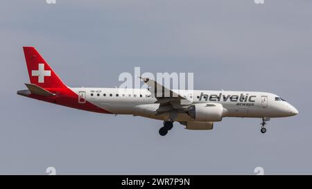 Zürich, Schweiz – 21. März 2022: Ein Embraer 190-E2 von Helvetic Airways im Landeanflug auf den Flughafen Zürich. Registrierung HB-AZF. Stockfoto