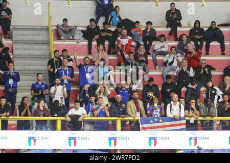 Busto Arsizio, Italien. März 2024. Italien Unterstützer während der Boxing Road to Paris, Boxing Match in Busto Arsizio, Italien, 11. März 2024 Credit: Independent Photo Agency/Alamy Live News Stockfoto