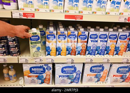 Babys und Kleinkinder wachsen Milch in einem Supermarkt Stockfoto