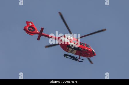 Ein Airbus Helicopter H145 der Schweizerischen Rettungsflugwacht (REGA) überfliegt den Flughafen Zürich. (Zürich, Schweiz, 21.03.2022) Stockfoto