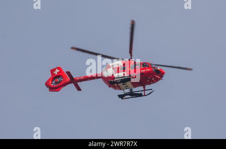 Ein Airbus Helicopter H145 der Schweizerischen Rettungsflugwacht (REGA) überfliegt den Flughafen Zürich. (Zürich, Schweiz, 21.03.2022) Stockfoto