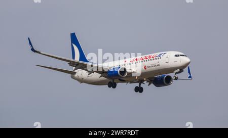 Zürich, Schweiz – 21. März 2022: Eine Boeing 737-800 von Anadolujet ist im Endlandeanflug auf den Flughafen Zürich. Registrierung TC-JGV. Stockfoto