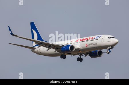 Zürich, Schweiz – 21. März 2022: Eine Boeing 737-800 von Anadolujet ist im Endlandeanflug auf den Flughafen Zürich. Registrierung TC-JGV. Stockfoto