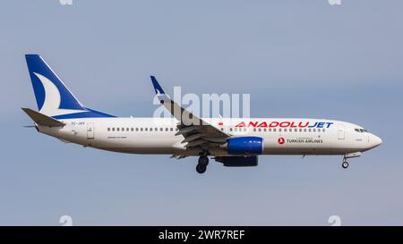 Zürich, Schweiz – 21. März 2022: Eine Boeing 737-800 von Anadolujet ist im Endlandeanflug auf den Flughafen Zürich. Registrierung TC-JGV. Stockfoto