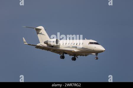 Ein Bombardier Challenger 650 von Orascom Aviation im Landeanflug auf den Flughafen Zürich. Registrierung T7-MASHI. (Zürich, Schweiz, 21.03.2022) Stockfoto