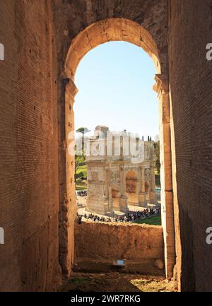 Blick auf den Contantine Arch in der Nähe des kolosseums in Rom - eingerahmt von einem Steinbogen innerhalb des Kolosseums. Dies ist ein Triumphbogen in Rom, der dem gewidmet ist Stockfoto