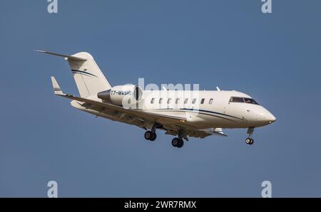 Ein Bombardier Challenger 650 von Orascom Aviation im Landeanflug auf den Flughafen Zürich. Registrierung T7-MASHI. (Zürich, Schweiz, 21.03.2022) Stockfoto